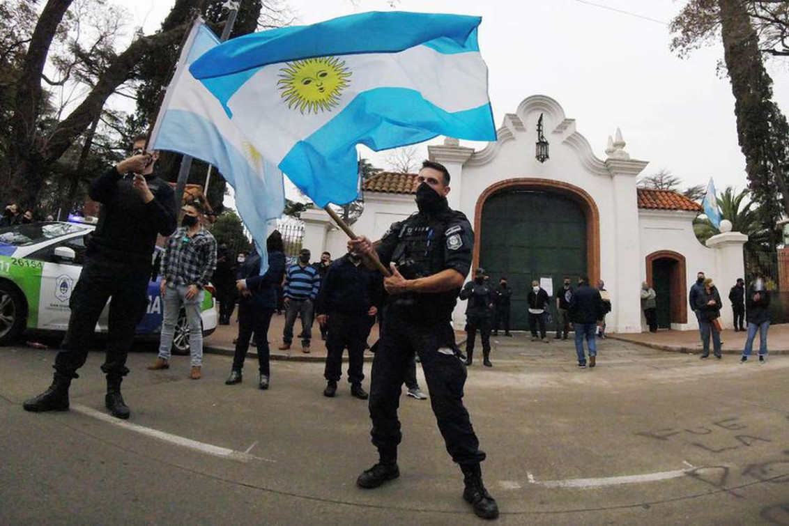 Axel Kicillof anunció un aumento de 11% para la Policía bonaerense para calmar el creciente malestar