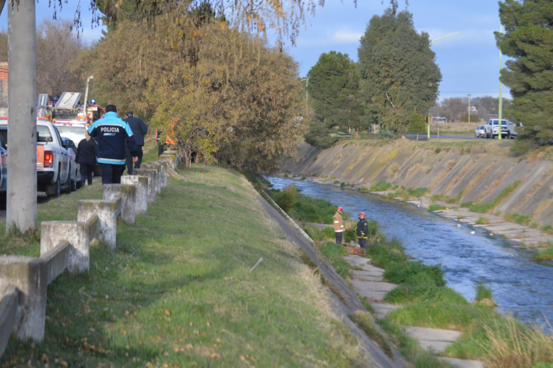 Encontraron a un hombre fallecido en el canal Maldonado y una moto tirada