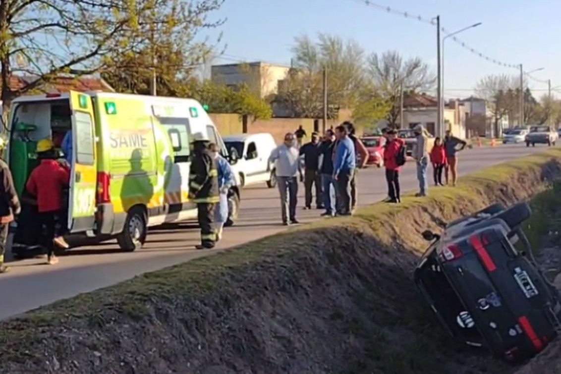 Una camioneta terminó adentro de la alcantarilla del Boulevard 13 y 3 personas resultaron heridas