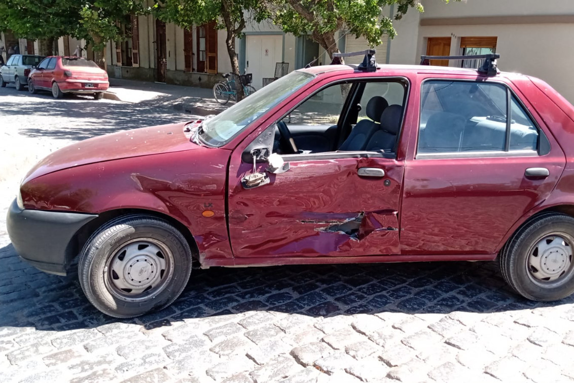 Fuerte choque entre un auto y una camioneta