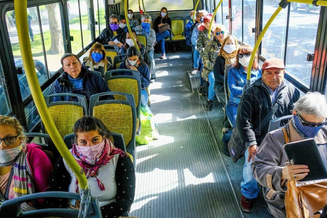 El Gobierno resolvió que el uso del barbijo ya no es obligatorio en espacios cerrados y transporte