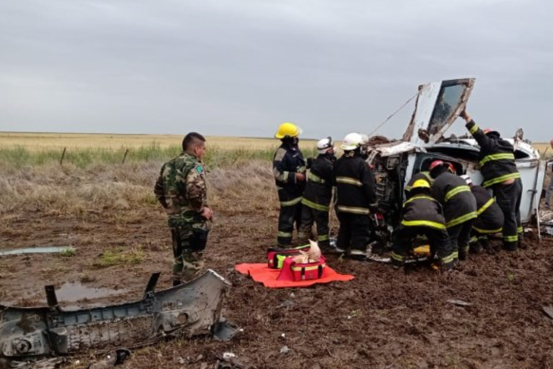 Los Bomberos debieron rescatar a dos personas, que volcaron con su auto en la Ruta Nº 85